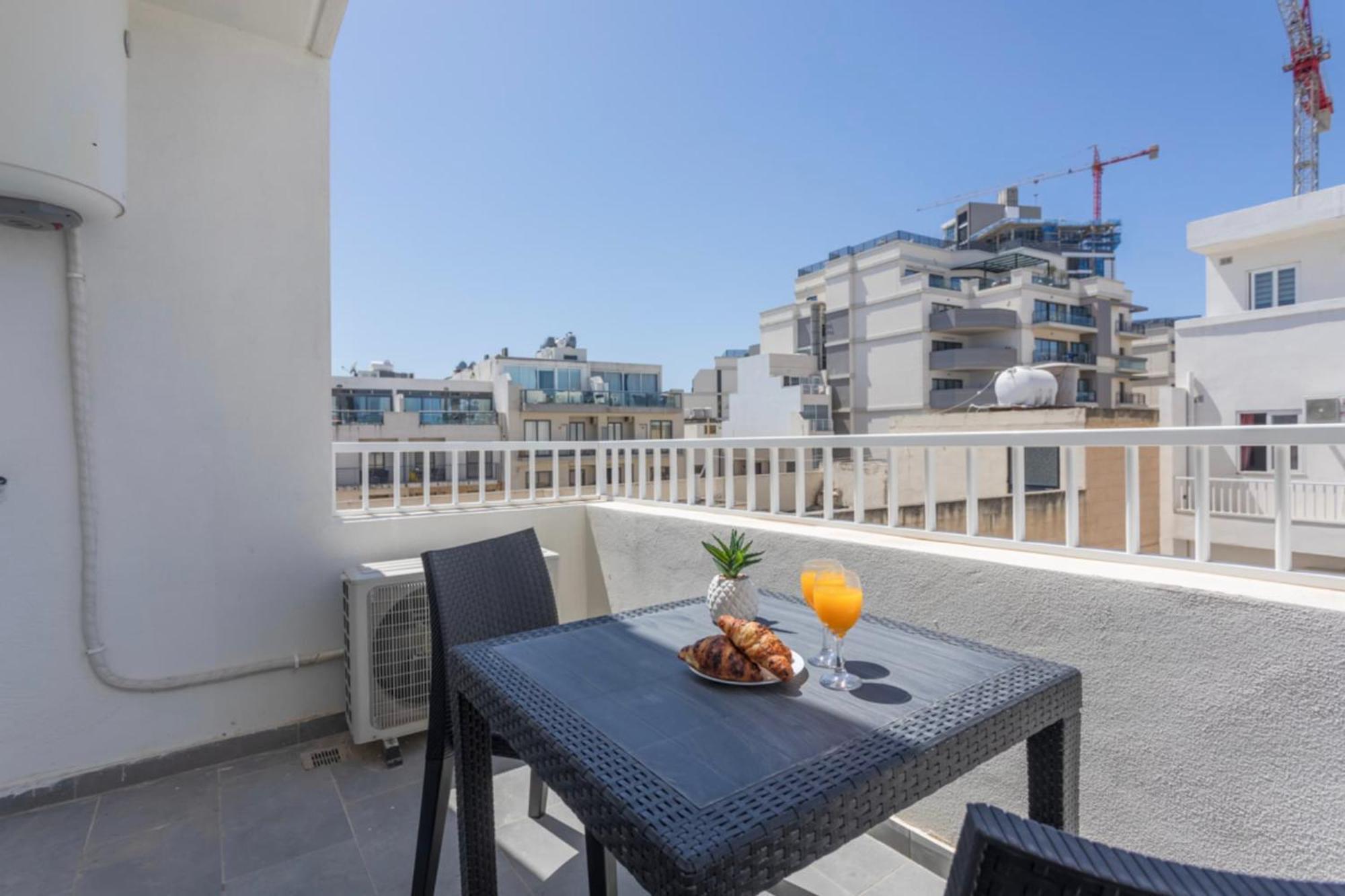 Saint Julian - Lovely Apartment With Terrace - Cityapartmentstay Saint Julian's 外观 照片